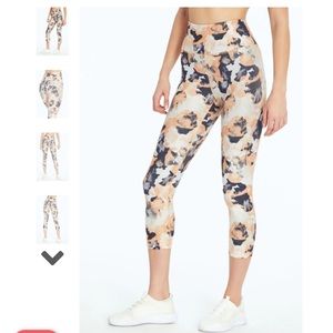 NWT New MARIKA Gaby Floral HIGH WAIST Orange Gray White Capri Yoga Leggings Sz M